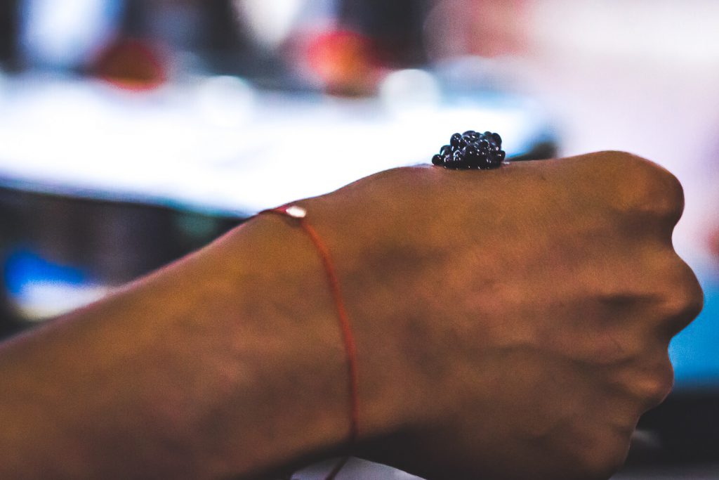Du caviar posé sur une main